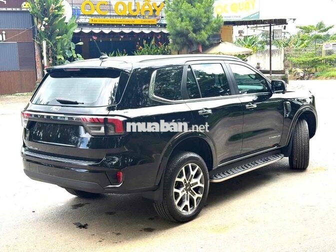 Ford Everest Titanium 1 Cầu 2024 Đen 15.000 Km
