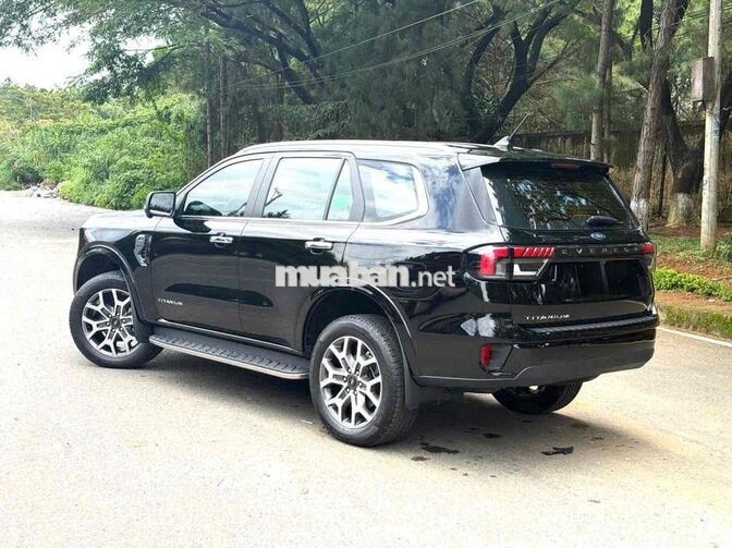 Ford Everest Titanium 1 Cầu 2024 Đen 15.000 Km