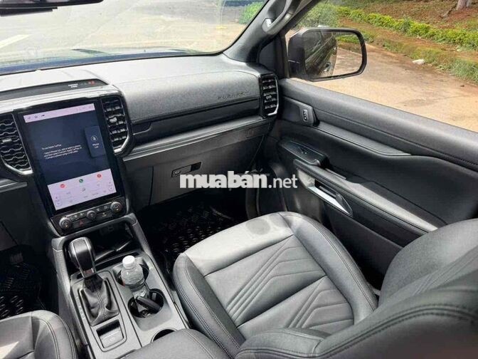 Ford Everest Titanium 1 Cầu 2024 Đen 15.000 Km