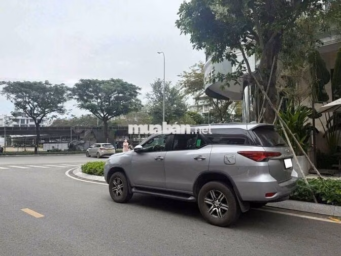 Toyota Fortuner 2.4G 4x2 MT 2019 Màu Bạc 110000 Km