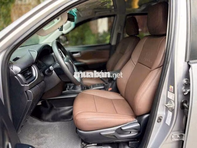 Toyota Fortuner 2.4G 4x2 MT 2019 Màu Bạc 110000 Km