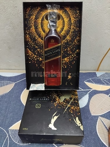 Cần bán 1-set combo Rượu JOHNNIE WALKER black label.