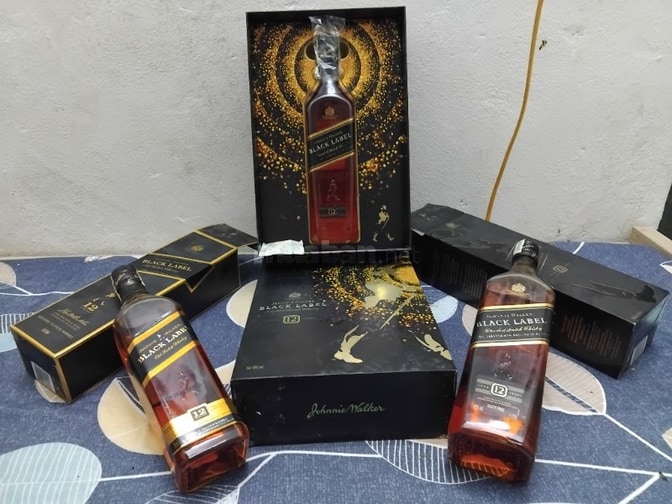 Cần bán 1-set combo Rượu JOHNNIE WALKER black label.