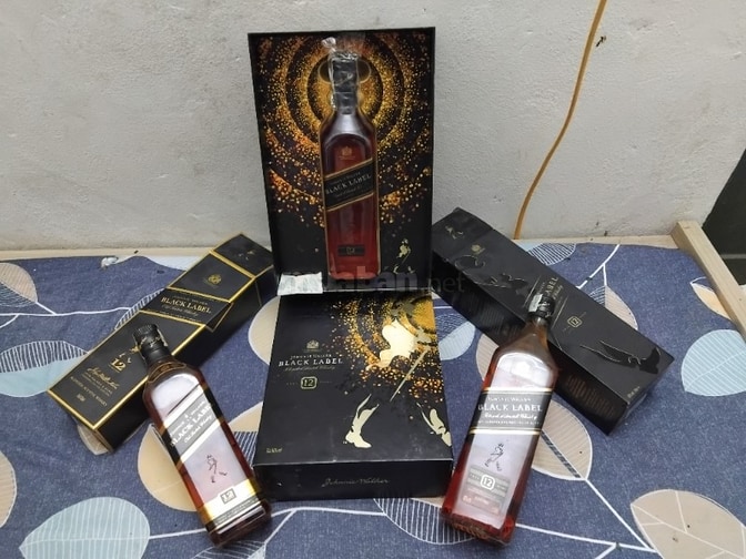 Cần bán 1-set combo Rượu JOHNNIE WALKER black label.