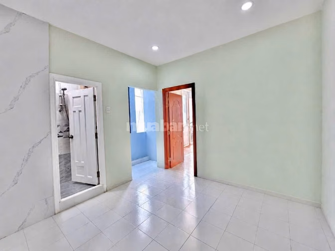 cho thuê nhà 2MT HXH 39 Vườn Chuối Q3 dt: 4m(4.5m) x 10m 1L giá 22 tr