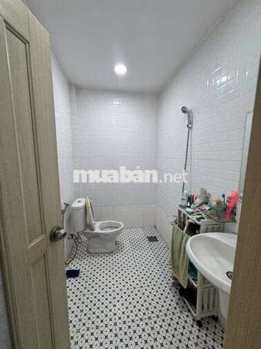 Nhà bán DT 4x25 .2 lầu sân thượng 5 phòng 4 wc P2 Q8