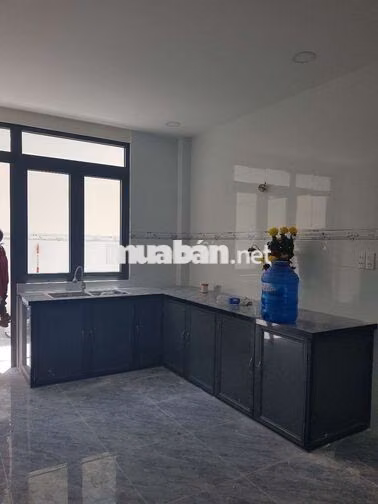 NHÀ MỚI TINH, 1 TRỆT 1 LỬNG DT 5×20 NỞ HẬU 9M. CÓ 2PN,1WC. ĐƯỜNG LỚN