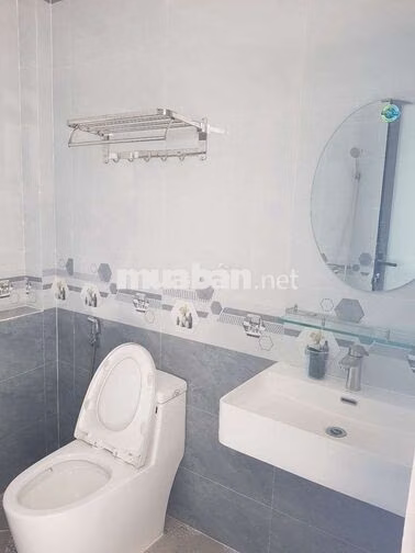 NHÀ MỚI TINH, 1 TRỆT 1 LỬNG DT 5×20 NỞ HẬU 9M. CÓ 2PN,1WC. ĐƯỜNG LỚN