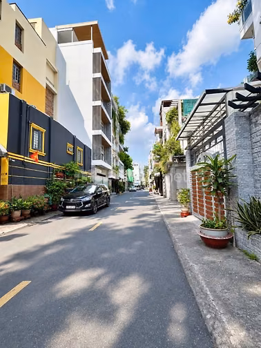 cho thuê nhà 2MT HXH 39 Vườn Chuối Q3 dt: 4m(4.5m) x 10m 1L giá 22 tr