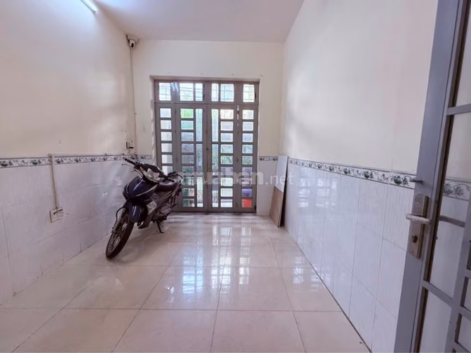 Bán Vinhomes Hóc Môn đường 13m lề đường 3m ngang 5m dài 10m 4 tầng BT