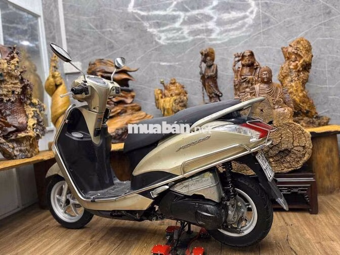 Yamaha Acruzo dàn áo liền lạc, máy móc êm