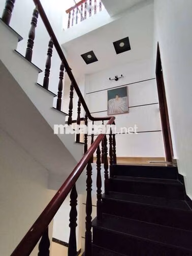 nhà hướng Nam.hẻm to.có 3 máy lạnh 