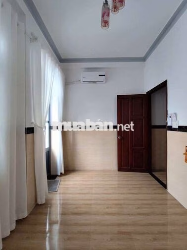 nhà hướng Nam.hẻm to.có 3 máy lạnh 