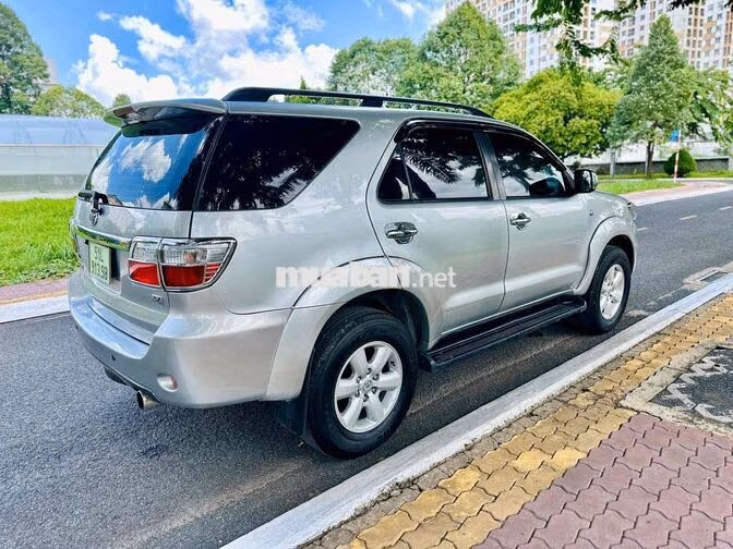 Toyota Fortuner 7 chỗ Xăng Tự động Bạc