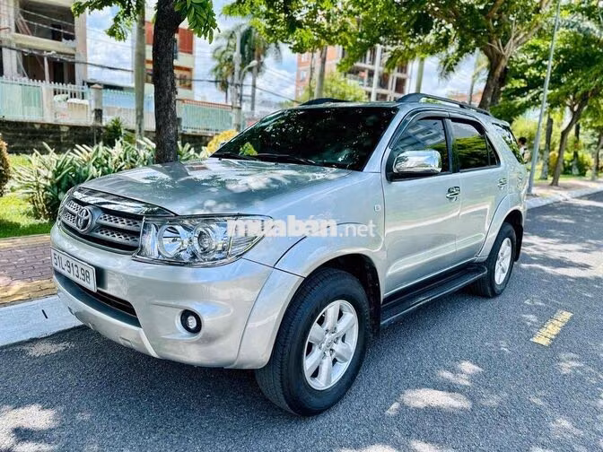 Toyota Fortuner 7 chỗ Xăng Tự động Bạc
