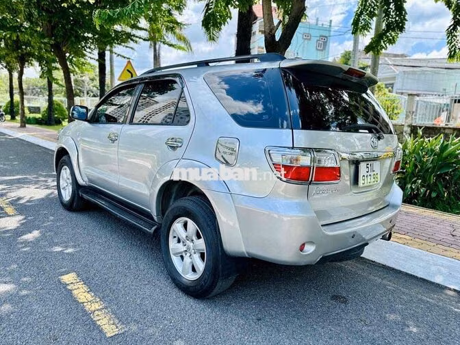 Toyota Fortuner 7 chỗ Xăng Tự động Bạc