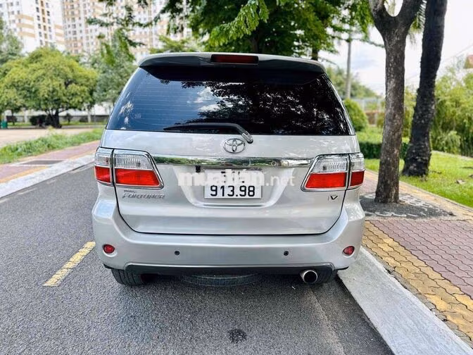 Toyota Fortuner 7 chỗ Xăng Tự động Bạc