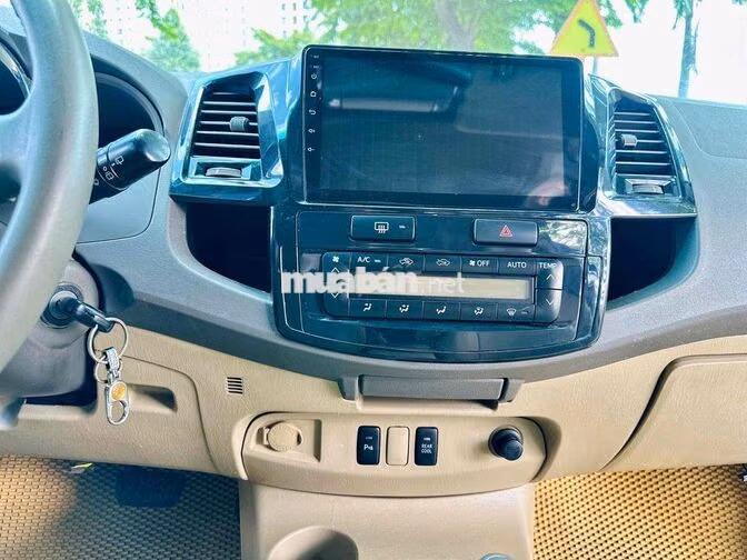 Toyota Fortuner 7 chỗ Xăng Tự động Bạc