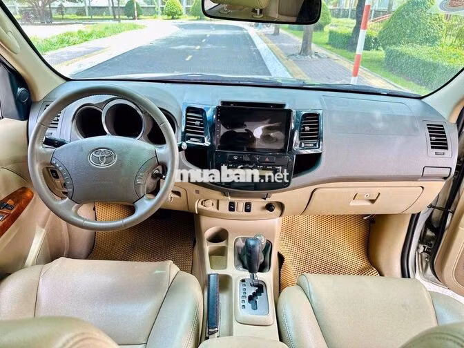 Toyota Fortuner 7 chỗ Xăng Tự động Bạc
