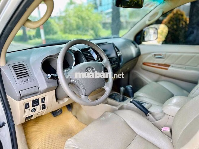 Toyota Fortuner 7 chỗ Xăng Tự động Bạc