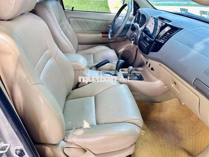 Toyota Fortuner 7 chỗ Xăng Tự động Bạc