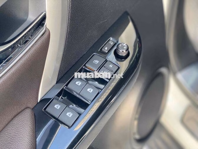 Toyota Fortuner 2.7V AT 2016 Trắng Tự động