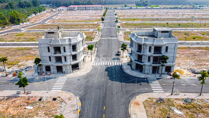Lô đất 70m2 ngang 5m dài 14m  chỉ 239triệu . Mặt tiền rộng 6m .