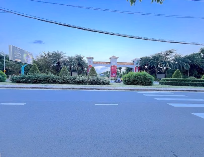 Nhà MTKD ngang 6.2m 158m2 ngay sân Golf Tân Sơn tiện xây tòa nhà 18 tỷ