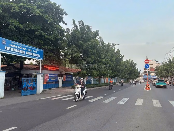 Nhà MTKD ngang 6.2m 158m2 ngay sân Golf Tân Sơn tiện xây tòa nhà 18 tỷ