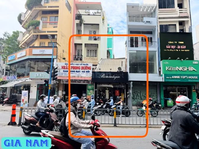 BÁN NHÀ MẶT TIỀN KINH DOANH : 449 HAI BÀ TRƯNG - P. 8 - Q. 3 - TPHCM