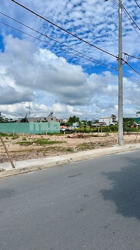 Cần bán gấp lô đất thổ cư Dt 100m2 sổ hồng riêng. Maặt tiền đường nhựa
