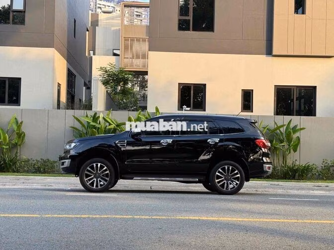 Ford Everest 7 chỗ Số tự động Dầu Đen