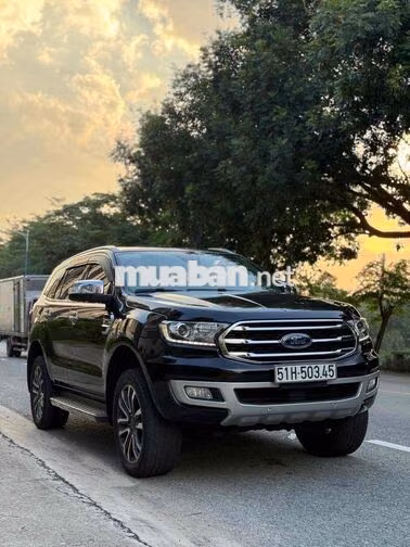 Ford Everest 7 chỗ Số tự động Dầu Đen