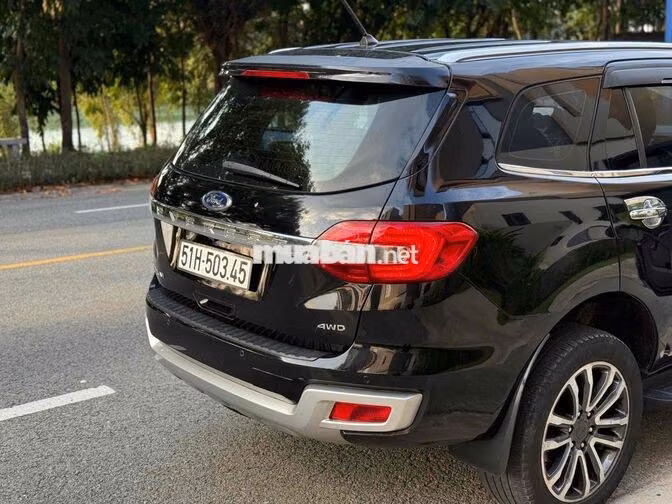 Ford Everest 7 chỗ Số tự động Dầu Đen