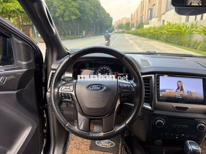 Ford Everest 7 chỗ Số tự động Dầu Đen