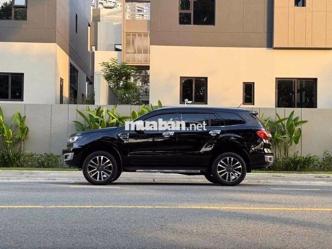 Ford Everest 7 chỗ Số tự động Dầu Đen