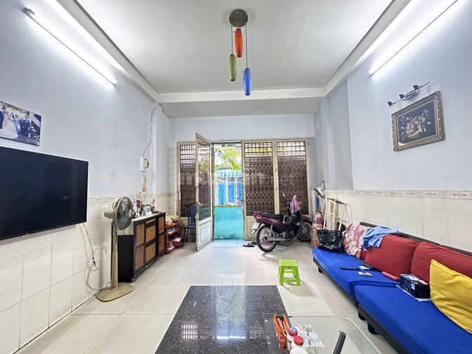 Nhà đẹp hẻm 6m giá 8tỷ liên hệ em huyền chuyên nhà phố 