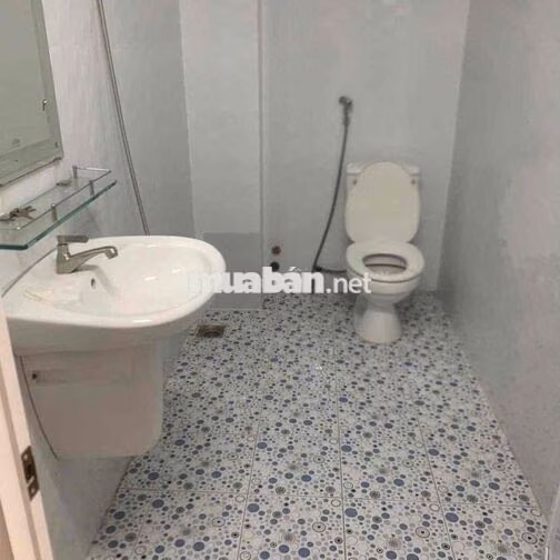 còn 1 phòng trống tầng 3 diện tích 20m có máy lạnh . có niệm .may nuoc