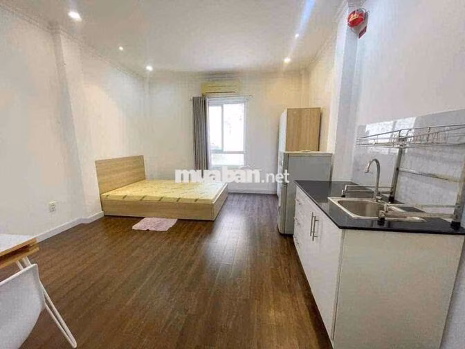 Studio cửa sổ trời cách đại học Luật 500m có thể đi bộ qua trường