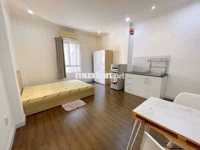 Studio cửa sổ trời cách đại học Luật 500m có thể đi bộ qua trường