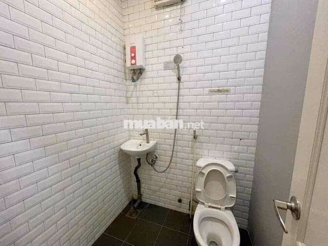 Studio cửa sổ trời cách đại học Luật 500m có thể đi bộ qua trường