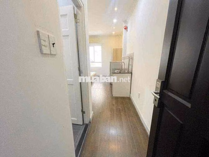 Studio cửa sổ trời cách đại học Luật 500m có thể đi bộ qua trường