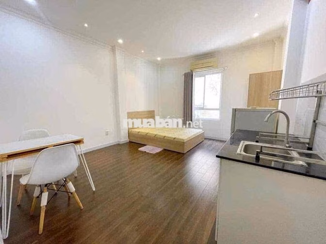 Studio cửa sổ trời cách đại học Luật 500m có thể đi bộ qua trường