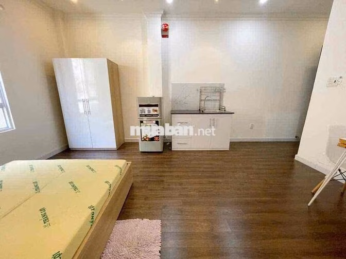 Studio cửa sổ trời cách đại học Luật 500m có thể đi bộ qua trường