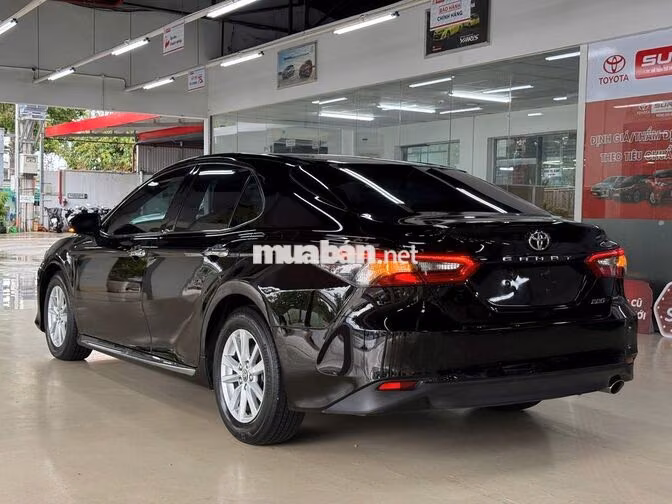Toyota Camry 2.0G Đen còn thương lượng mạnh