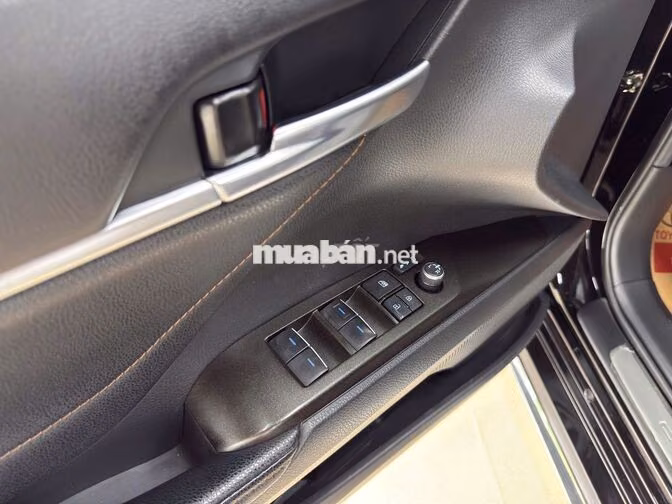 Toyota Camry 2.0G Đen còn thương lượng mạnh