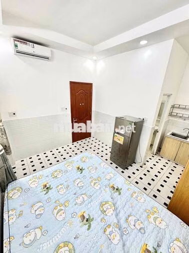 Phòng cửa sổ thoáng sau Giga Mall, giờ giấc tự do