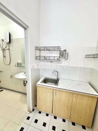 Phòng cửa sổ thoáng sau Giga Mall, giờ giấc tự do
