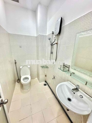 Phòng cửa sổ thoáng sau Giga Mall, giờ giấc tự do