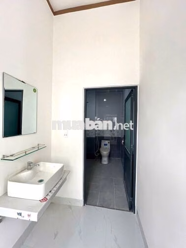 KẸT TIỀN BÁN NHÀ 2MT NGAY GẦN KDC BỬU LONG TRẢ TRƯỚC 650TRIỆU SANG TÊN
